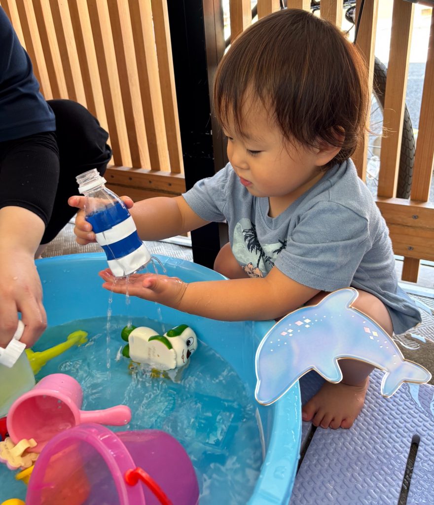 水遊びをする園児