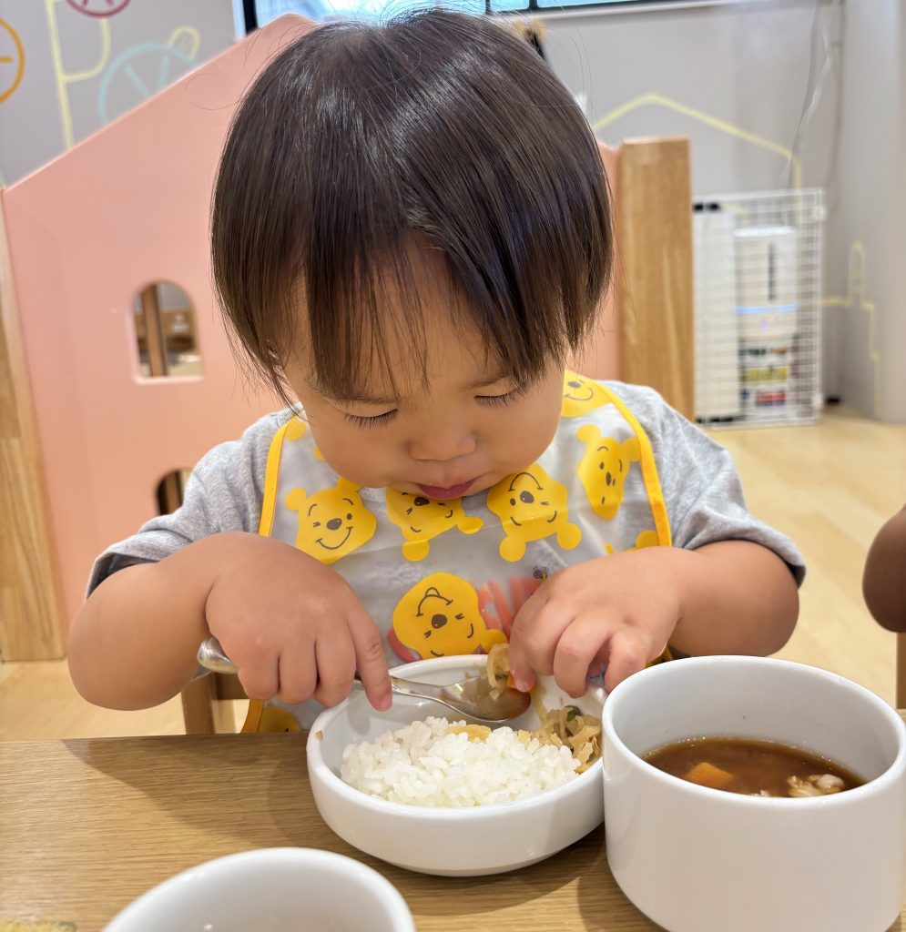 給食を食べる園児たち