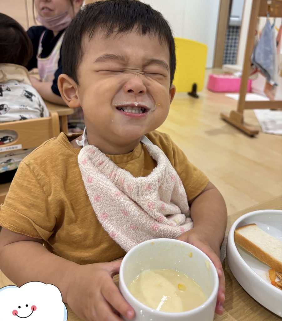 笑顔で給食を食べる園児