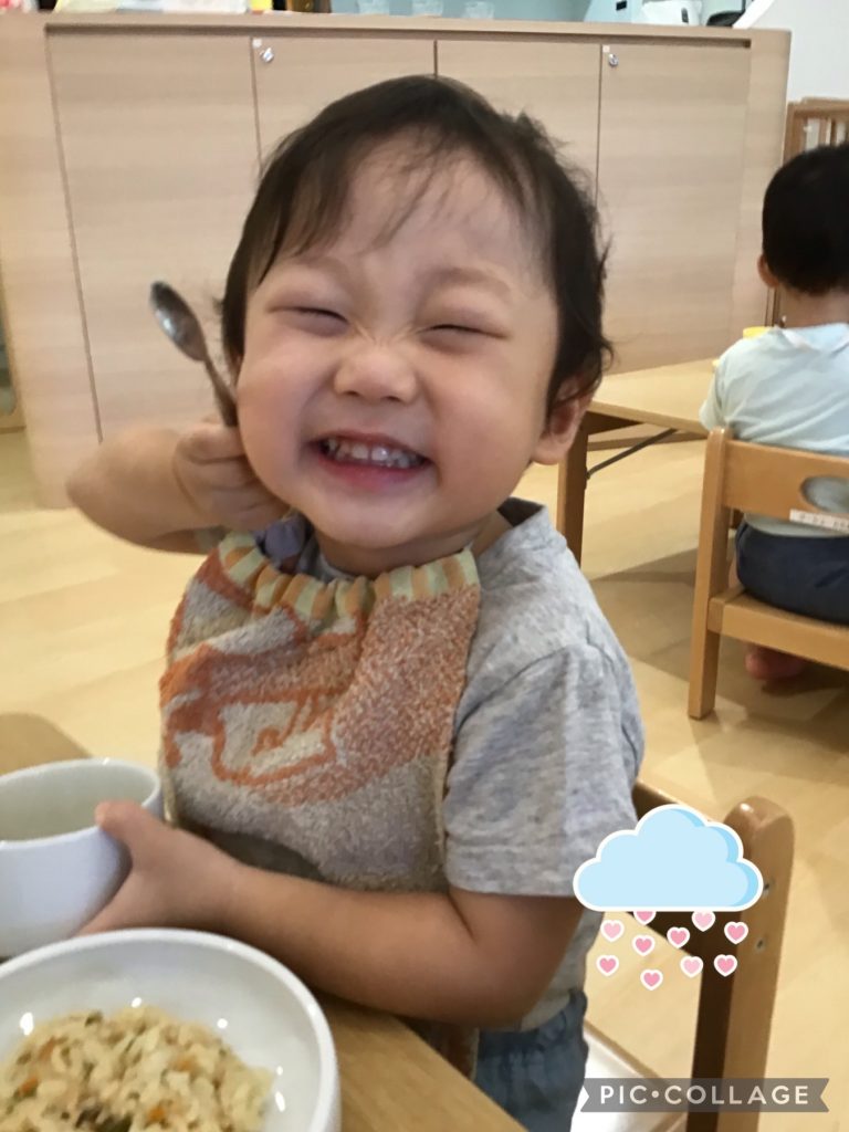 給食を食べる園児