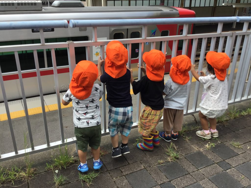 電車を見ている園児たち