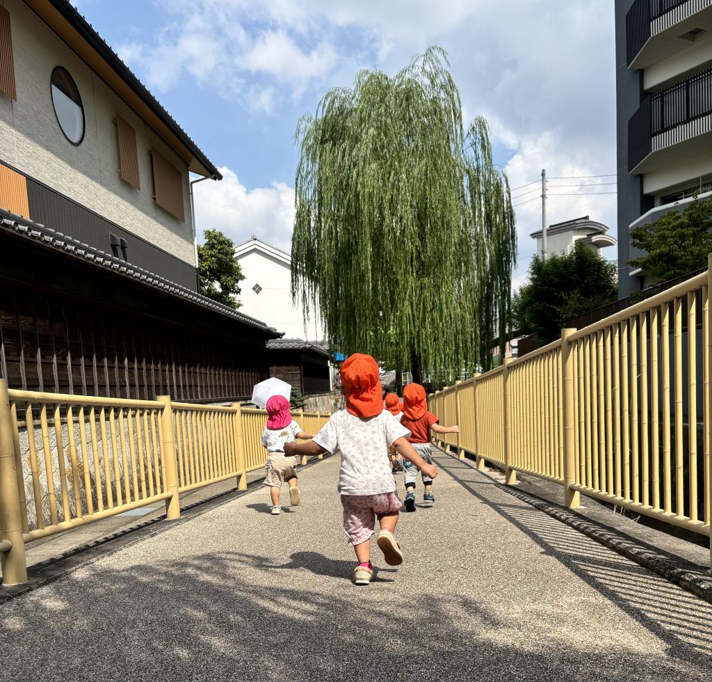 走る園児たち