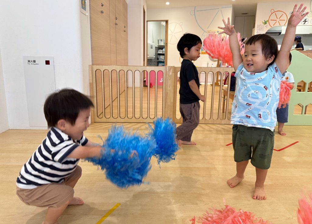 ポンポンで遊ぶ園児たち