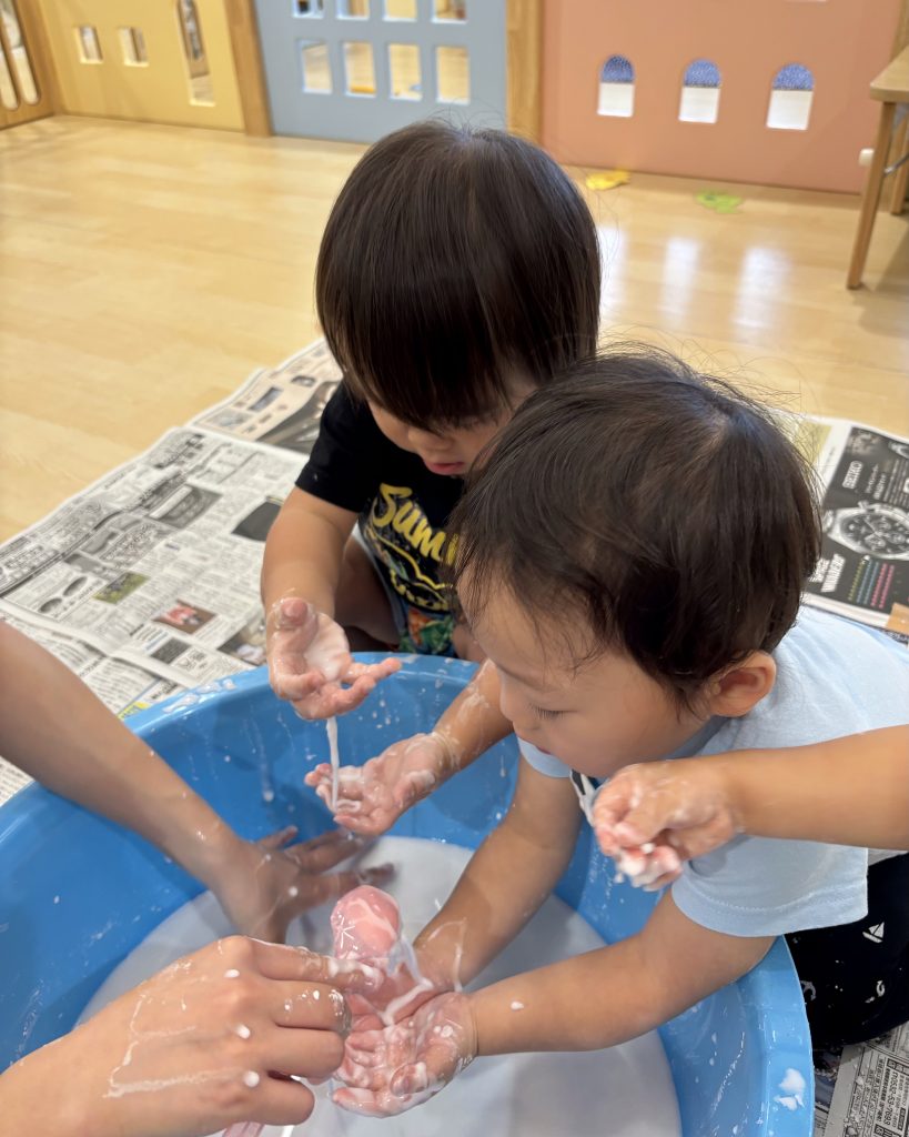 片栗粉で遊ぶ園児たち