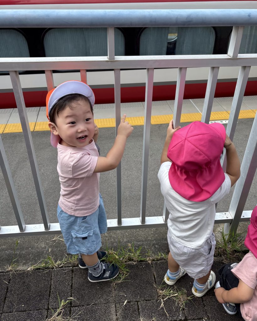 うれしそうに電車を指差す園児